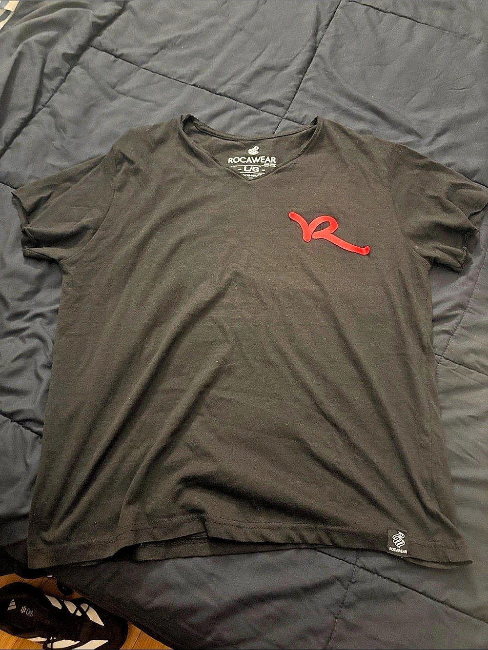 Vintage ROCAWEAR Short Sleeve Graphic Tee Size Large Black & Red